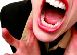 Пьяная молдаванка в Италии взяла в заложницы женщину и покусала полицейского