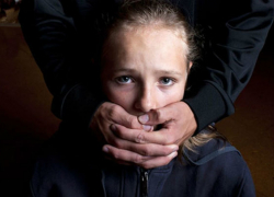 Молодой вор в Констанце в течение года насиловал десятилетних девочек-соседок  