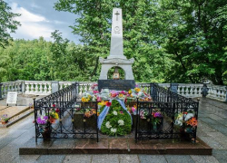 Близ праха Пушкина…