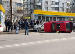 Автомобиль перевернулся набок в тройном ДТП на Рышкановке