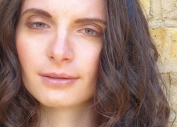 Экс-любовница известного музыканта сожгла на костре няню своих детей по обвинению в черной магии