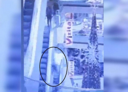(18+) Появилось видео падения молодого человека в Mall-e