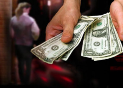 Банда подростков из Фалешт заставляла заниматься сексом с мужчинами девочек 14 и 16 лет