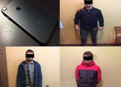 Трое парней отобрали iPhone у симпатичной девушки на улице Кишинева