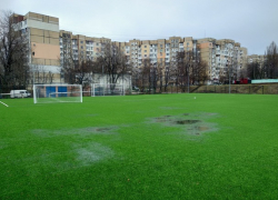 Новенькое футбольное поле на Ботанике превратилось в дырявое болото