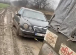 Шикарный Mercedes утонул в грязи Единецкого района - и вытащил его советский вездеход
