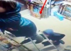 Серийные воры из Оргеева, промышлявшие в столичных магазинах, попали на видео 