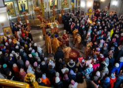 Прихожане храмов ковида не боятся, а священники масок не носят - ситуация в Кишиневе