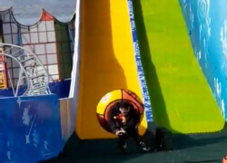 Инцидент на ПВНС - решивший прокатиться на детском аттракционе папаша в итоге упал вместе со своим сыном