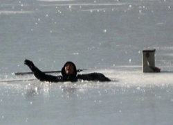 Двое рыбаков провалились под лед на озере в парке Валя Морилор