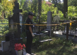 Мужчина умер на кладбище в центре Кишинева: его с матерью выгнали из квартиры