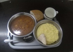 А в тюрьме сейчас макароны? Нет, еда согласно международным нормам!