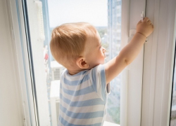 Двухлетний малыш выпал с москитной сеткой из окна четвертого этажа в Тирасполе