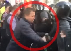 Драку протаранившего митинг оппозиции водителя и полицейских в Кишиневе сняли на видео