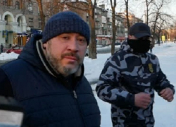 Разъяренные националисты устроили обвиняемому в убийстве журналиста "коридор позора"