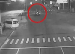 ДТП с такси и пешеходом на зебре в столице попало на видео