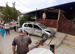 Жёсткая авария в Леова - машины вылетели на тротуар и врезались в частные владения