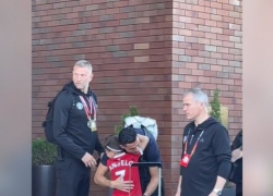 Роналду обнял ребенка из Кишинева, выходя из отеля, и расписался на его футболке