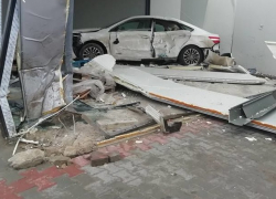 В Кетросу агрессивный гонщик на Toyota разгромил магазин