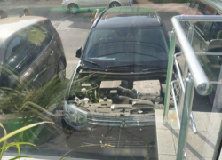 На Буюканах автоворы умудрились оставить без капота шикарный внедорожник