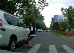 Внедорожник чудом не сбил женщину на зебре в Кишиневе и попал на видео