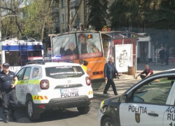 В Кишинёве троллейбус снёс троллейбусную остановку