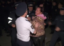 Жуткую потасовку уличных торговцев c карабинерами у Центрального рынка Кишинева сняли на видео