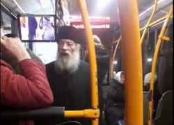 Матерно ругающегося пьяного священника в кишиневском троллейбусе сняли на видео
