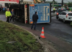 Молдаванин пострадал в фуре, перевернувшейся на крутом повороте в Румынии