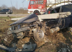 Автомобиль BMW снес бетонный столб в Бричанах: водитель чудом остался жив