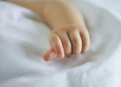 Полуторагодовалый ребенок получил серьезные ожоги от выпитого уксуса 