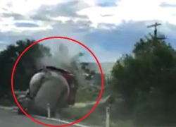 Попавший в ДТП на Балканском шоссе в Кишиневе цементовоз сняли на видео