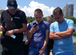 Необычная гибель: мертвого мужчину с сумкой камней на нем обнаружили на пляже в Одессе