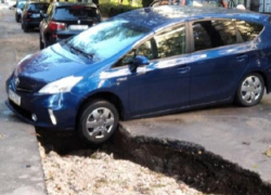 Ночной ливень смыл сразу несколько автомобилей в глубокие траншеи