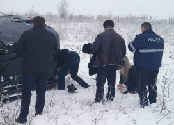 Водителя и его дочь, пострадавших в жуткой аварии в Страшенах, спасли полицейские