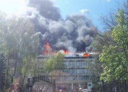 Сильнейший пожар в Институте микробиологии и биотехнологии сняли на видео 