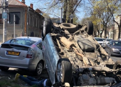 В центре Кишинева автомобиль лёг на крышу после сильного столкновения с другой машиной