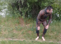 Мужчину в скафандре наказали за ловлю рыбы пневматическим оружием 