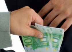 Полицейский из Фалешт попытался за 600 евро от пьяного водителя "повлиять на прокурора"