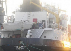 Танкер сомнительной принадлежности заблокировали таможенники в порту под Одессой 
