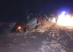Труднейшая ночь: спасатели вызволяли автомобили из снега