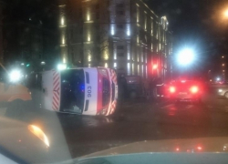 Серьезная авария в центре столицы: в результате ДТП перевернулась машина скорой помощи 