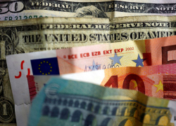 Евро и доллар немного просели на выходные   