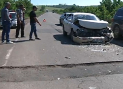 Двое детей и женщина серьезно пострадали в результате ДТП из-за ямы на дороге 