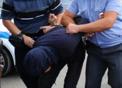 Обиженный матерью житель Бельц оскорбил внучку священника и избил полицейского