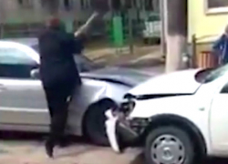 Мужчина разбил лопатой три автомобиля у офиса либералов в Кишиневе