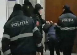 Пьяную драку устроили четверо горожан во дворе жилого дома на Рышкановке 