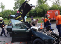 Под Бельцами автомобиль въехал под цистерну - спасателям пришлось срезать всю крышу, чтобы спасти водителя