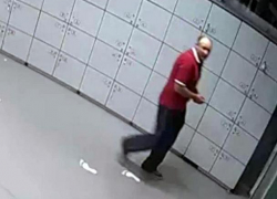 Хитрый грабитель в столичном супермаркете попался на камеру видеонаблюдения