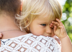 Годовалая девочка опрокинула на себя ведро с кипятком и получила ужасные ожоги